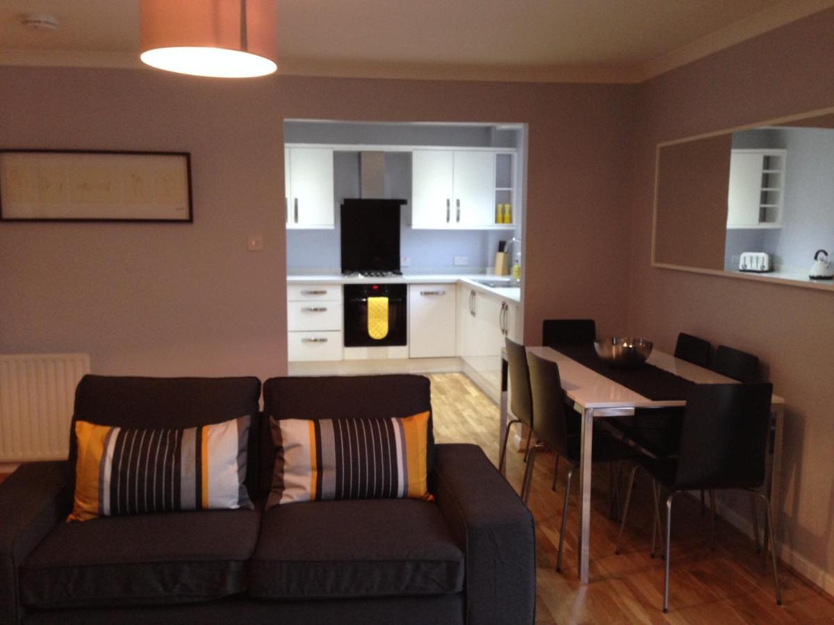 Flat Three, 212 Eaglesham Road, East Kilbride, Glasgow ภายนอก รูปภาพ